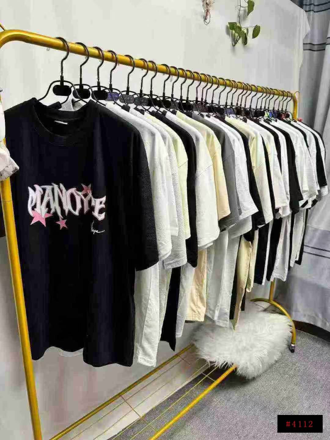 9.8💰清
2000件左右时尚潮流男女款潮牌圆领短袖T恤，码数S-3XL
精梳棉纯棉好面料，克重220g以上，花型图案很多，有些款AB面前后印花
领口包边包条到肩，大厂货统一软拉链独立包装，品质好可入实体店
全清9.8元，分货➕1@_@