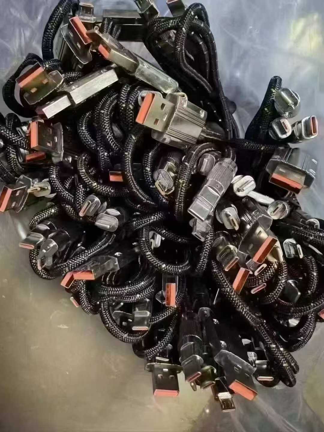 42000pcs：一拖三鱼网线，带LED灯，四芯1.2 米，支持超级快充，需要私聊