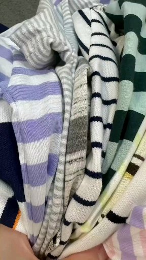 上身童短袖[太阳]全清💰3.98、2800件，码数S-XL。          夏季时尚经典条纹宽松休闲儿童T恤短袖，面料柔软舒适透气，适合3-6岁孩童👧，腾仓库，这个性价比全网最低价，独立包装，100/200件起多款混配4.5@_@