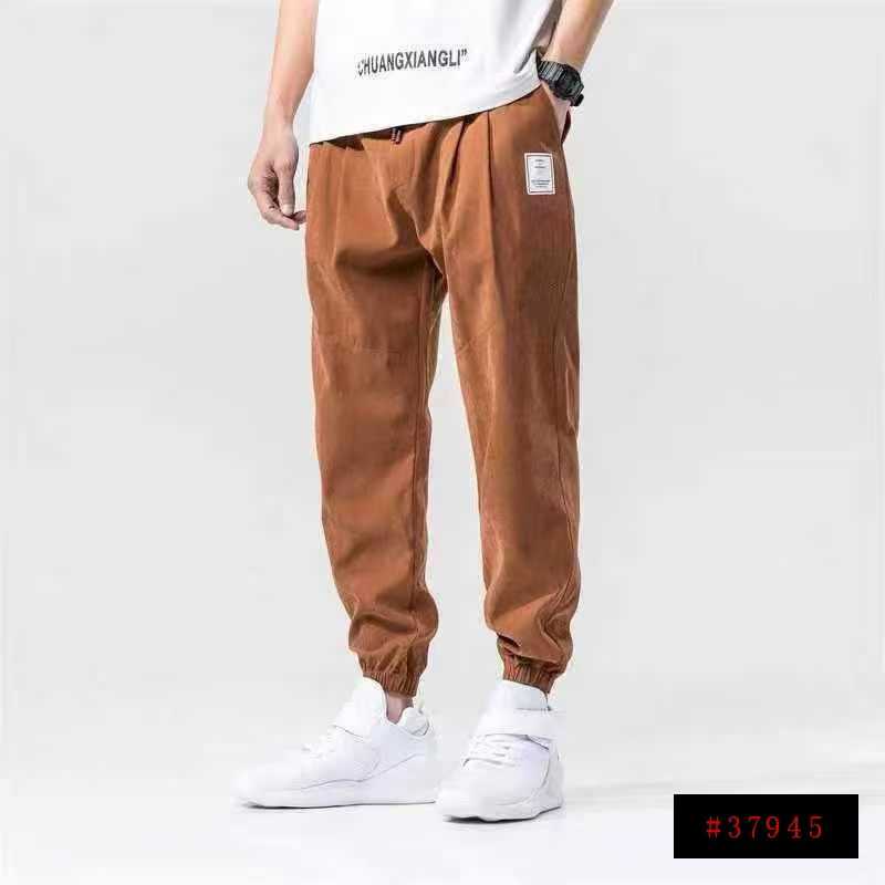 今日上新[玫瑰]
935条男女同款休闲卫裤鹿皮绒加绒长裤，独立包装，码数m-3XL，基本上棕色款，另外两个颜色偏少，同一个款个别裤子上有白色标，货品干净恒温保暖，全清8.8[庆祝]分货➕1[烟花]@_@