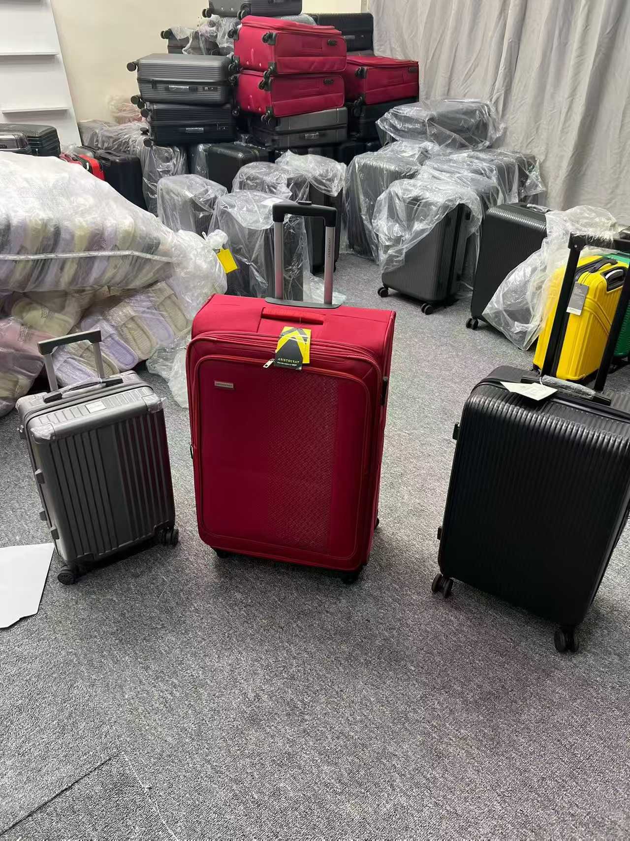 李行箱  拉杆箱 处理1600个
​一包烟钱的事，品牌货