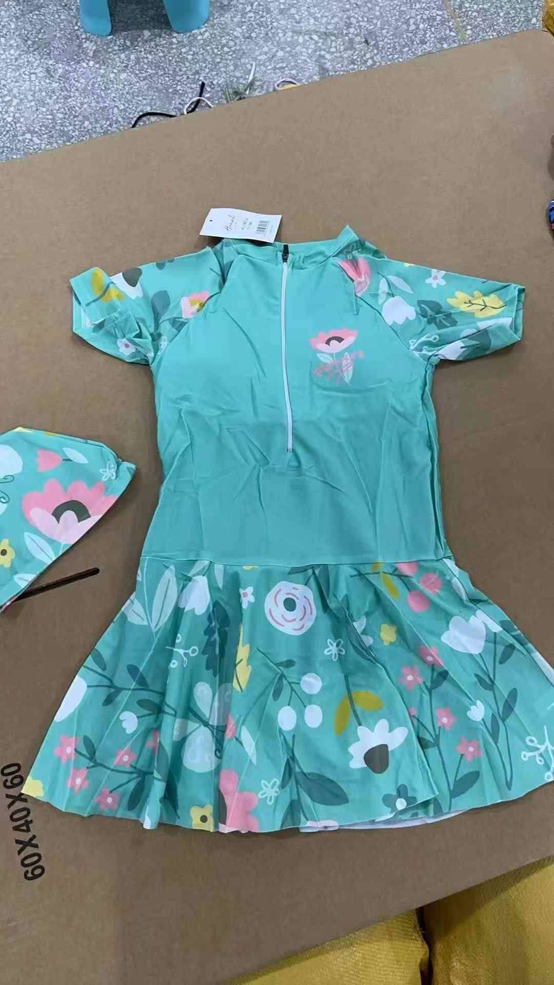 女童裙式泳衣，面料好整单款[烟花][烟花][烟花]数量2000件