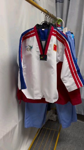 杂款工作服一批：数量 1800 件，有厨师服，医生手术套装，跆拳道套装，保洁服，美容服，裤子，马甲……可以自行配套，不仅视频款，品质好！全清福利价 0.99💰
