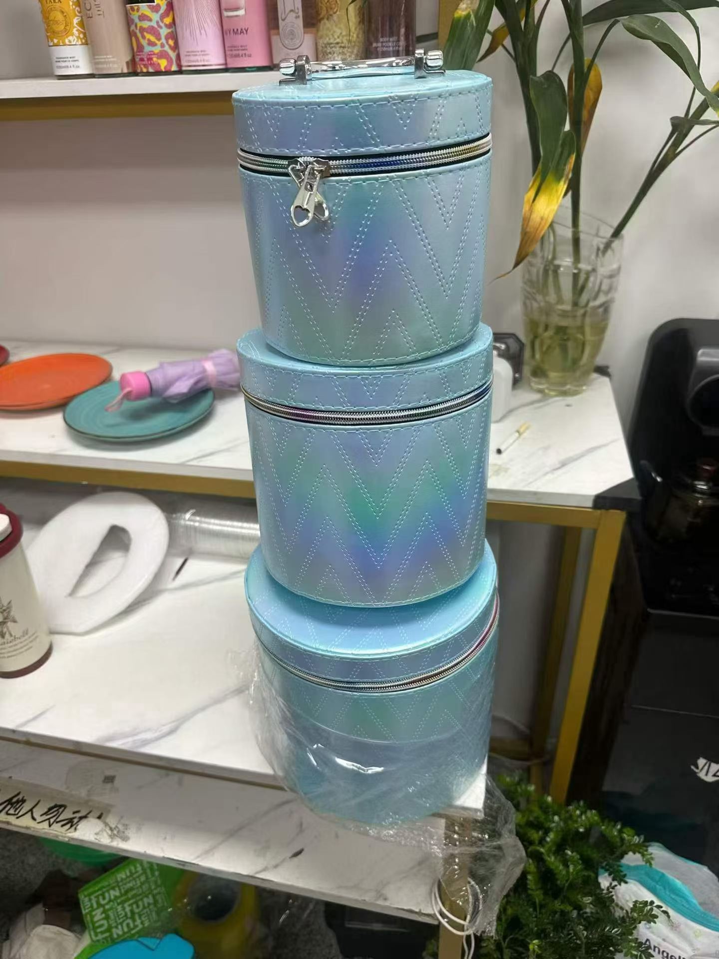 化妆箱3件套562套，全是一等品。