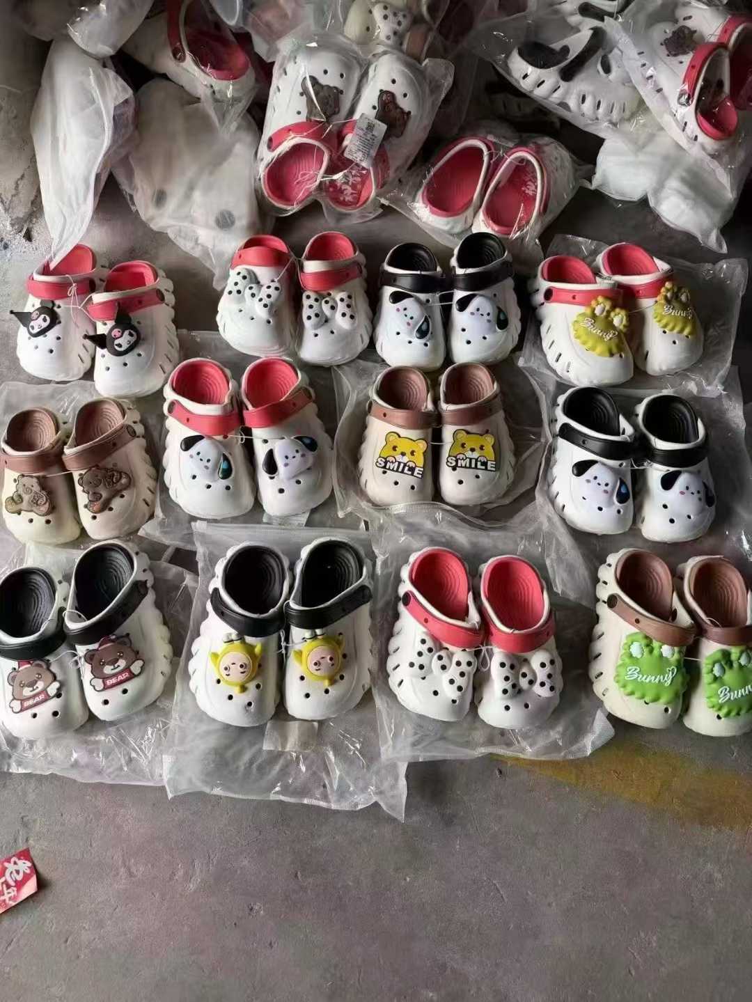 拖鞋2000双 一等品 厚底双色儿童洞洞鞋 25-35码一件150双 5.X元/双